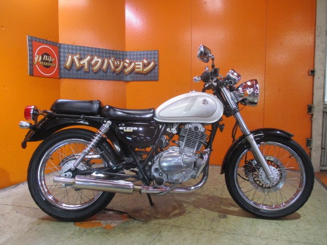 横から見てもこの通り状態グッド！前オーナー様かなり大事に乗られたようで本当に綺麗な一台ですよ！！